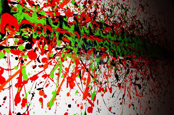 Abstracto Manchas rojas verdes y negras en pared blanca